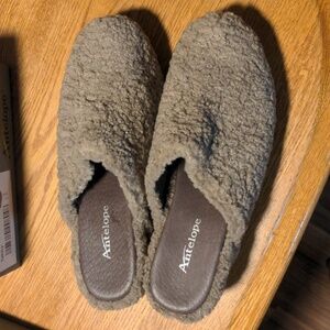 Antelope Sherpa clogs